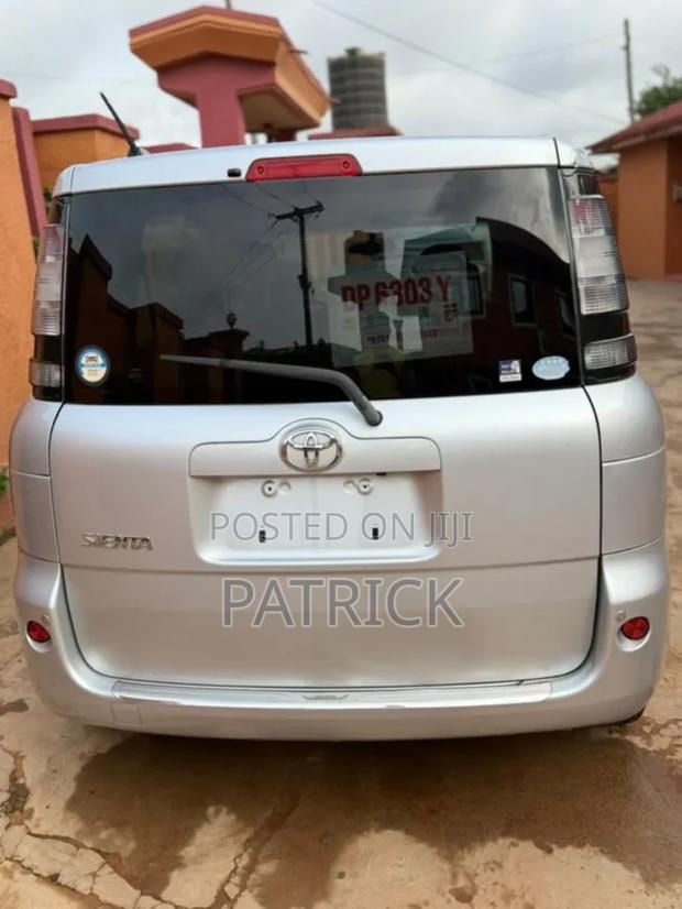 Toyota Sienta 1.5 FWD (6-seater) 2015 Silver