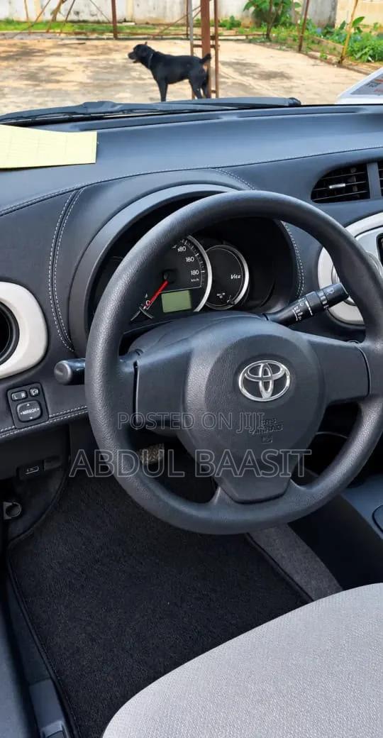 Toyota Vitz 1.3 FWD 5dr 2012 Black