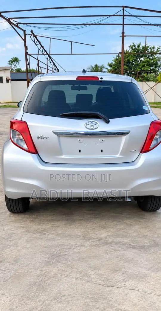 Toyota Vitz 1.3 FWD 5dr 2013 Silver