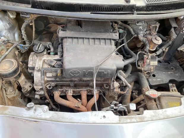 Toyota Vitz 2010 Silver