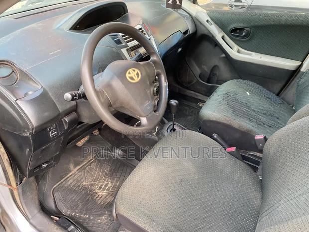 Toyota Vitz 2010 Silver