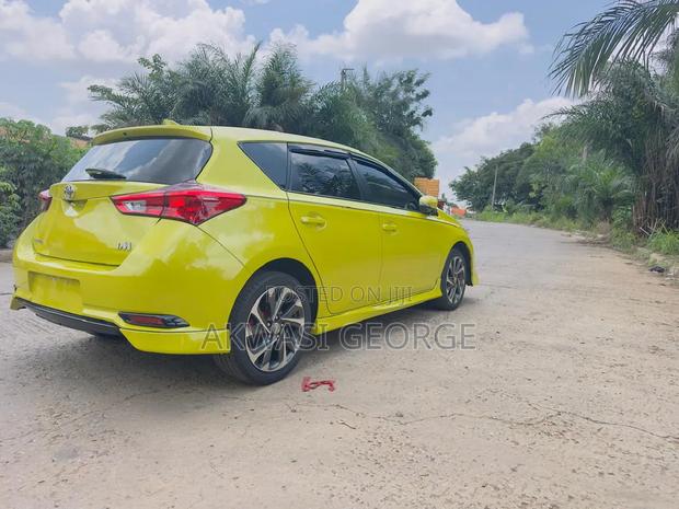 Toyota Corolla SE Special Edition 4dr Sedan (1.8L 4cyl CVT) 2017 Yellow