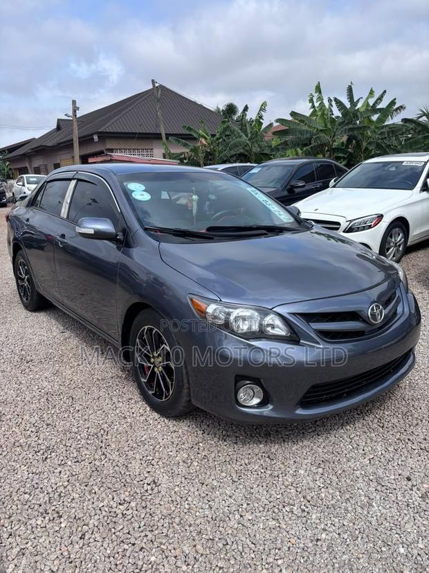 Toyota Corolla L 4dr Sedan (1.8L 4cyl 5M) 2013 Gray