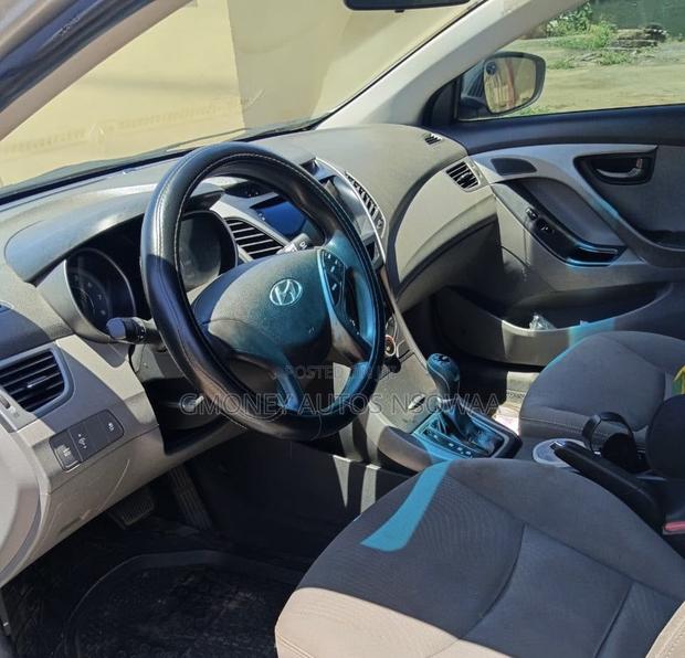 Hyundai Elantra Limited 4dr Sedan (1.8L 4cyl 6A) 2014 Silver
