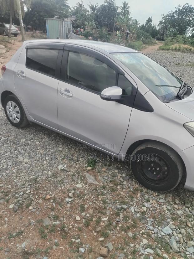 Toyota Vitz 1.3 FWD 5dr 2012 Beige