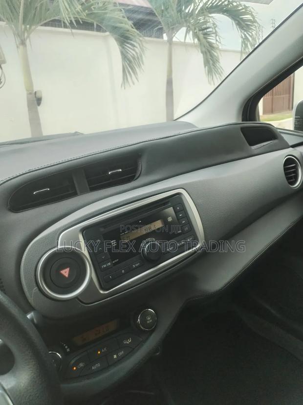 Toyota Vitz 1.3 FWD 5dr 2012 Beige