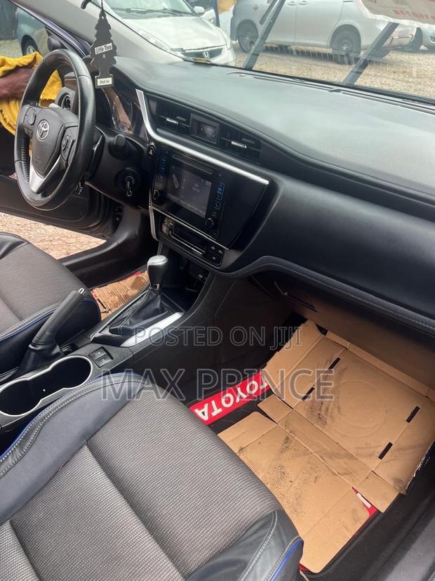Toyota Corolla SE (1.8L 4cyl 2A) 2018 Gray