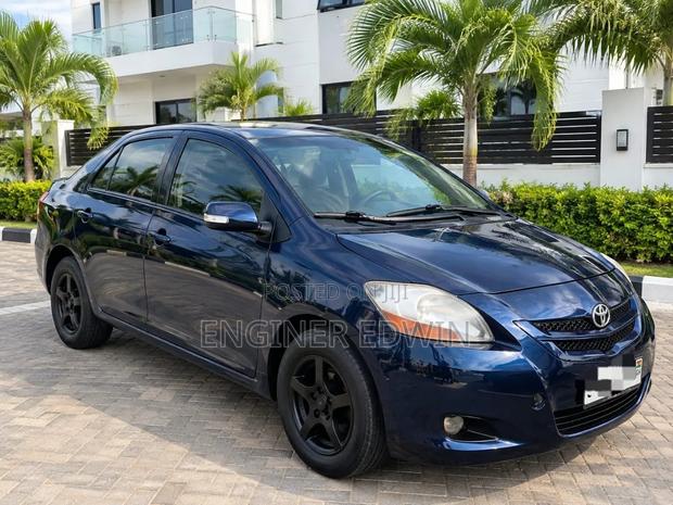 Toyota Yaris Base Sedan 4dr 2010 Blue