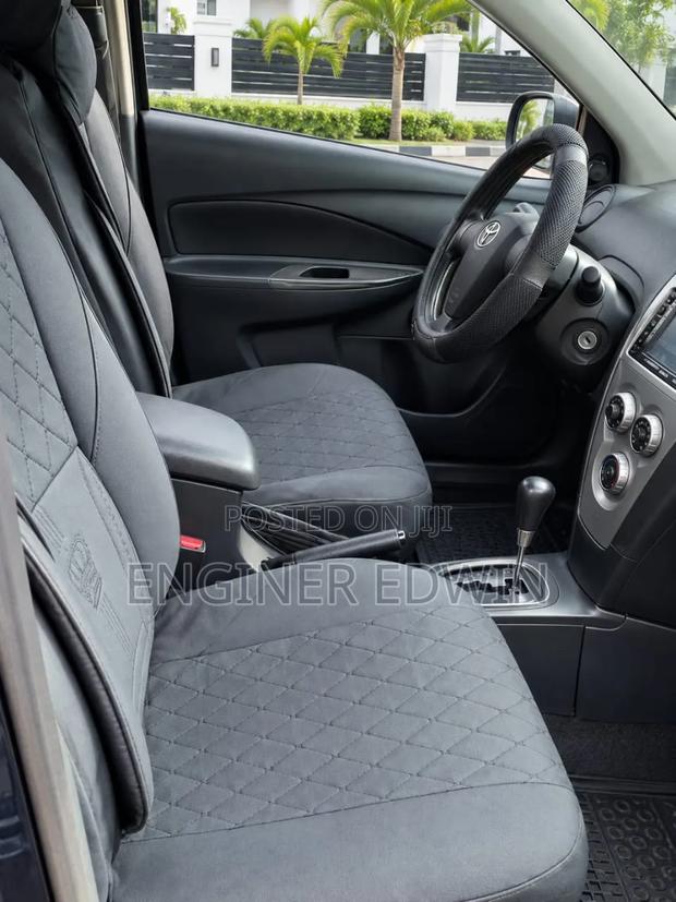 Toyota Yaris Base Sedan 4dr 2010 Blue