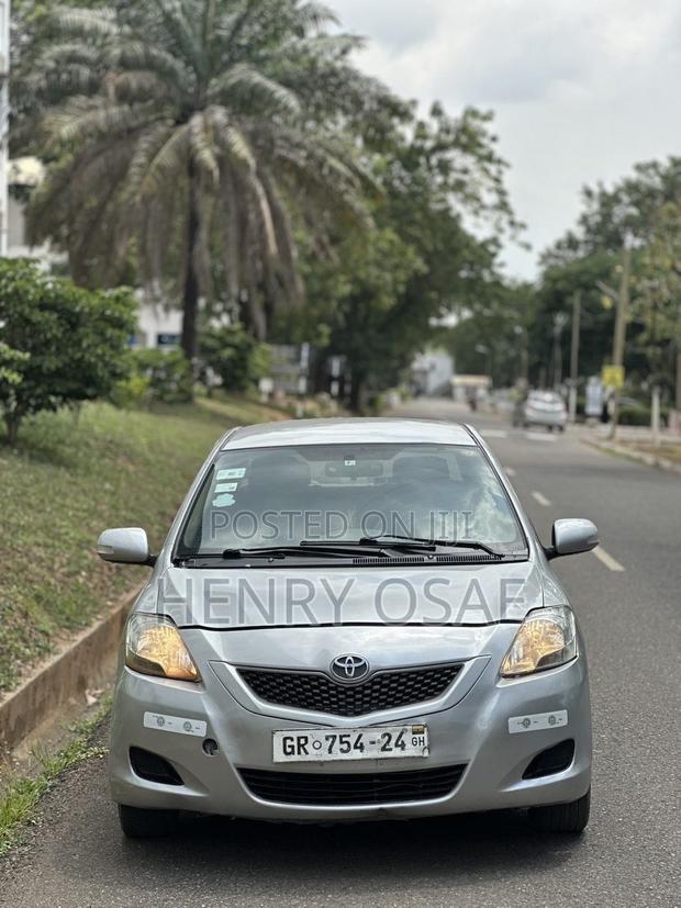 Toyota Belta 2010 Silver