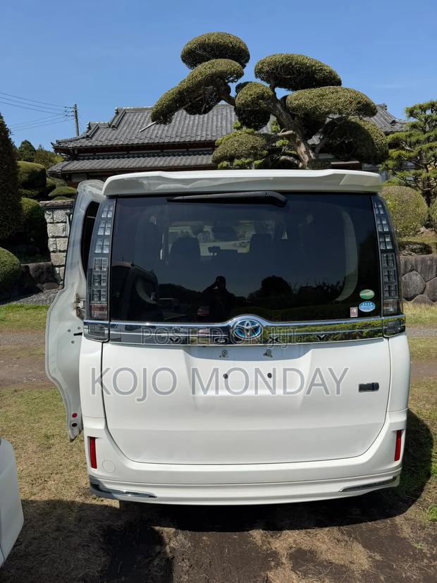 Toyota Voxy Hybrid X 2WD 7-Seater 2015 White