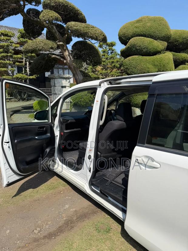 Toyota Voxy Hybrid X 2WD 7-Seater 2015 White