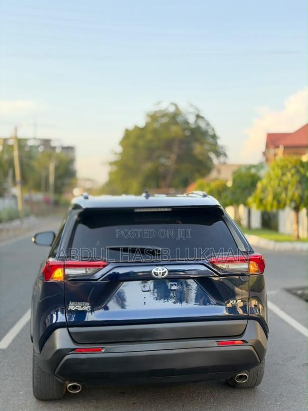 Toyota RAV4 XLE Premium 2021 Blue