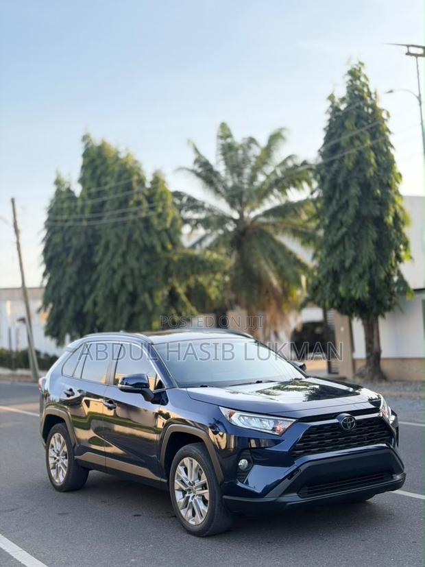 Toyota RAV4 XLE Premium 2021 Blue