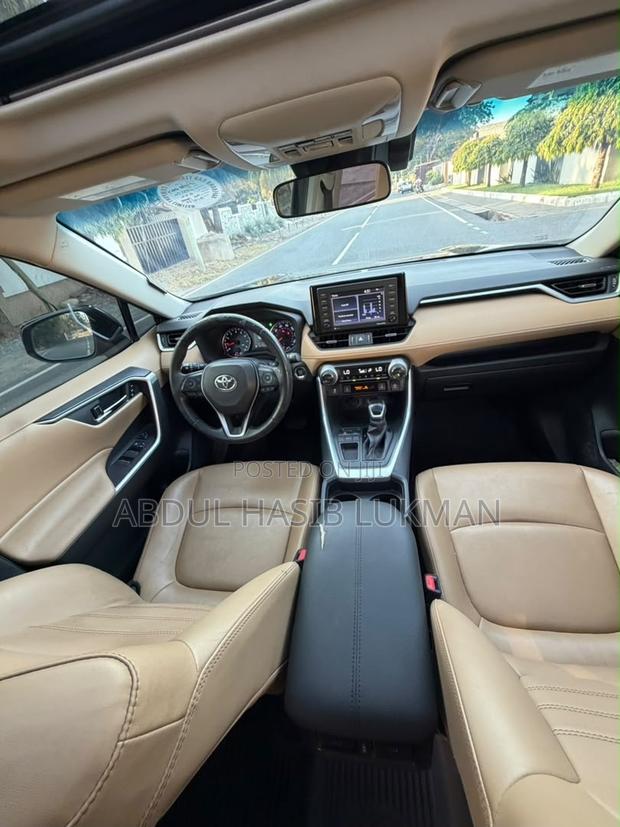 Toyota RAV4 XLE Premium 2021 Blue