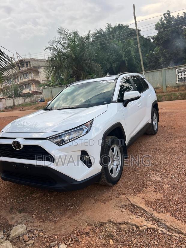 Toyota RAV4 XLE Premium 2021 White