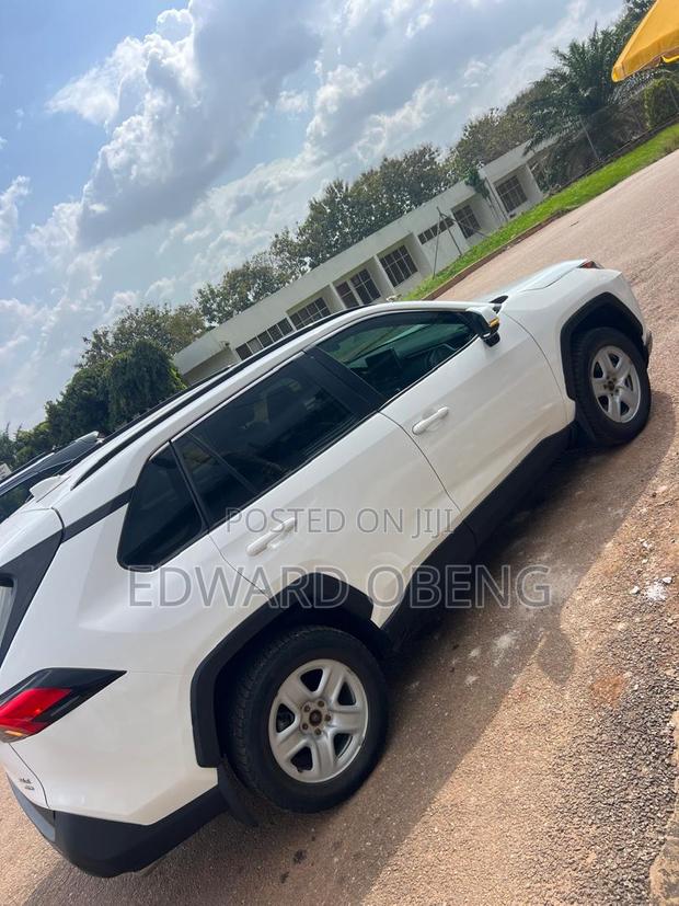 Toyota RAV4 XLE Premium 2021 White