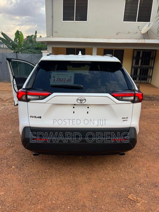 Toyota RAV4 XLE Premium 2021 White
