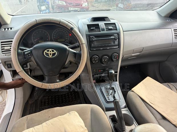 Toyota Corolla LE 4dr Sedan (1.8L 4cyl 4A) 2013 White