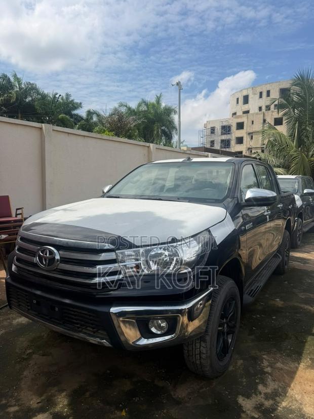 New Toyota Hilux 2023 Gray