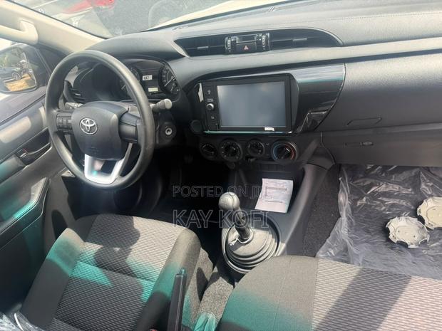 New Toyota Hilux 2023 Gray