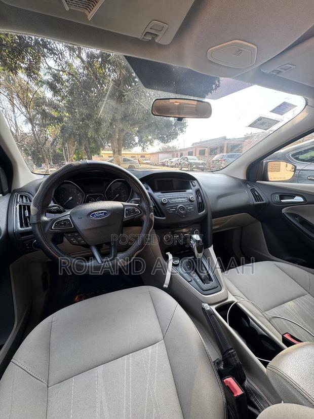 Ford Focus SE Sedan FWD (1.0L 3cyl 5M) 2016 Beige