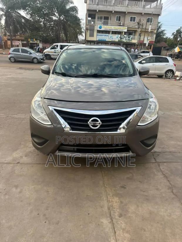 Nissan Versa 1.6 SV 2017 Gray