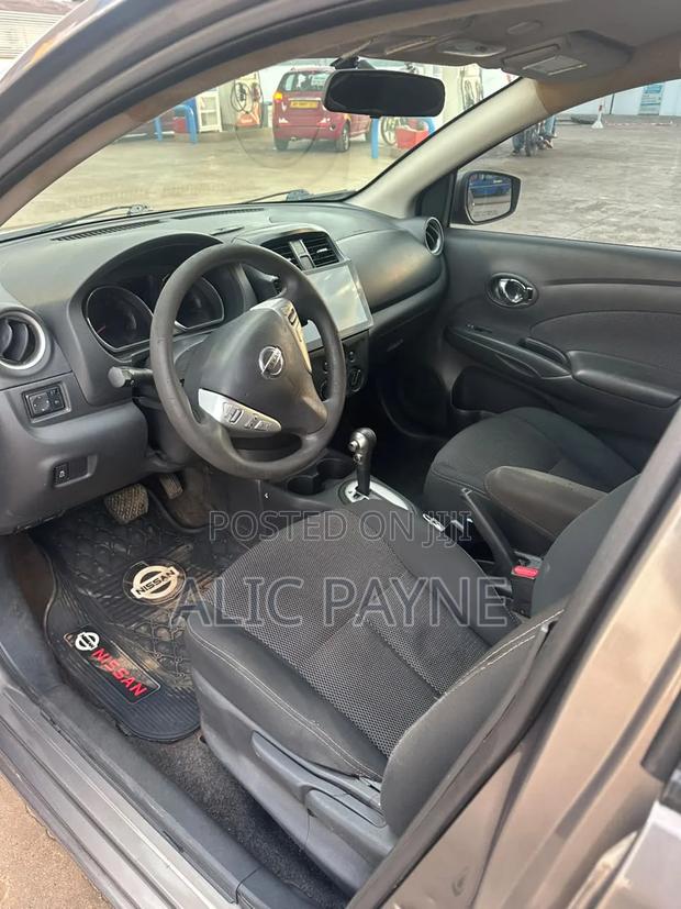 Nissan Versa 1.6 SV 2017 Gray
