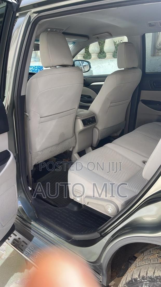 Toyota Highlander SE 4x4 V6 (3.5L 6cyl 8A) 2017 Gray