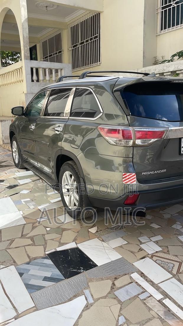 Toyota Highlander SE 4x4 V6 (3.5L 6cyl 8A) 2017 Gray