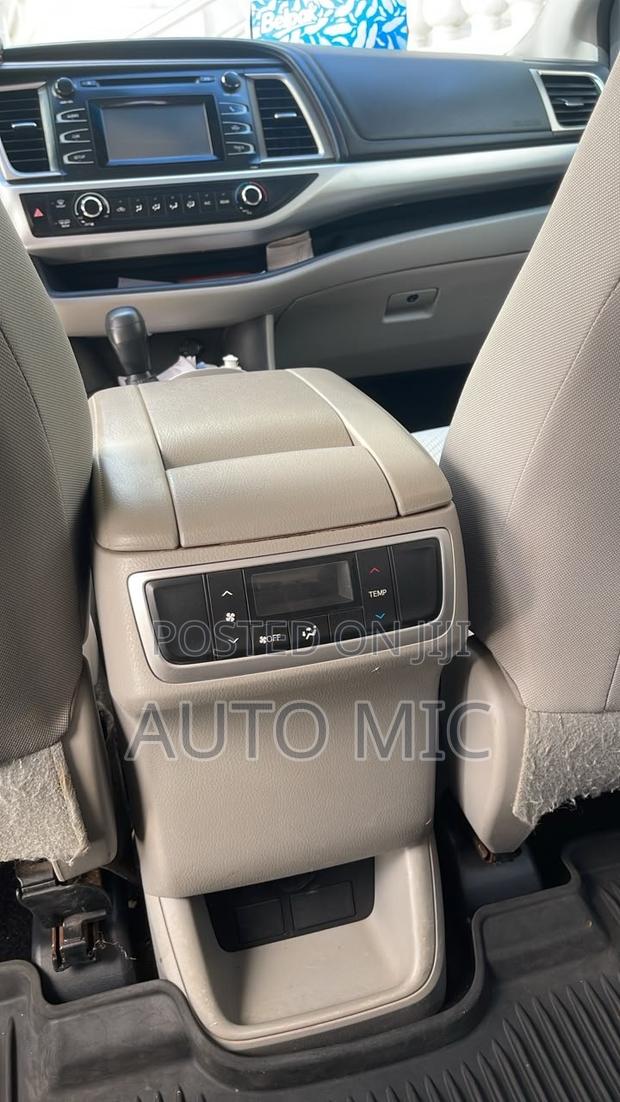 Toyota Highlander SE 4x4 V6 (3.5L 6cyl 8A) 2017 Gray
