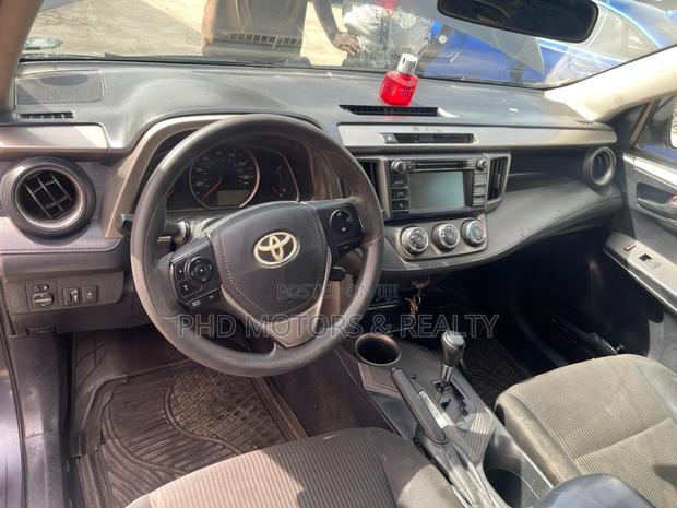 Toyota RAV4 XLE 4dr SUV AWD (2.5L 4cyl 6A) 2018 Gray