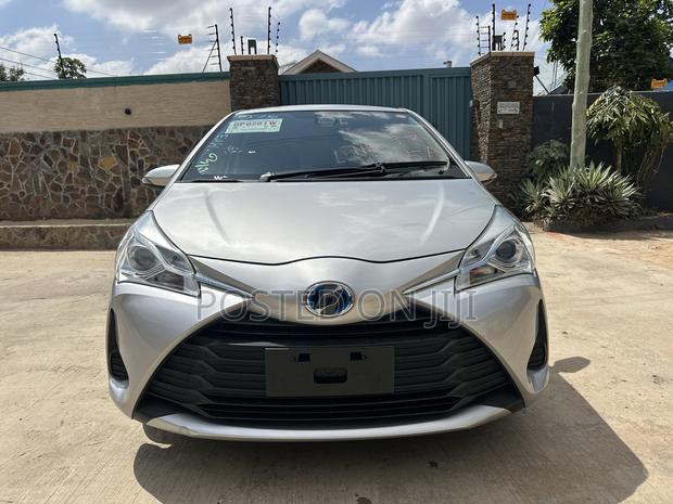 Toyota Vitz 1.5 FWD Hybrid 5dr 2017 Silver