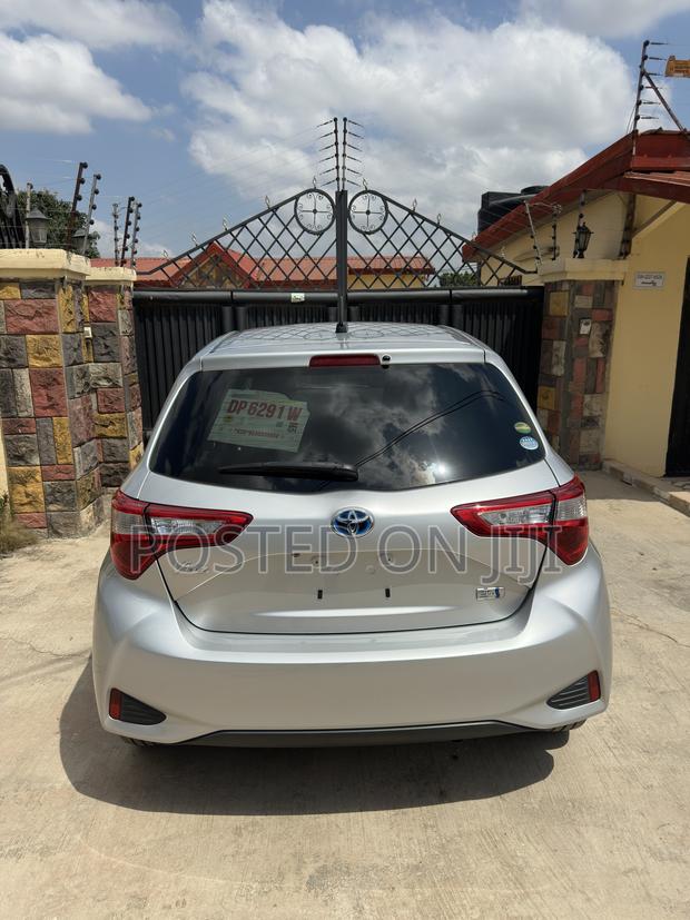 Toyota Vitz 1.5 FWD Hybrid 5dr 2017 Silver