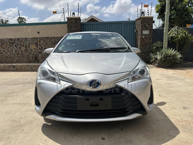 Toyota Vitz 1.5 FWD Hybrid 5dr 2017 Silver