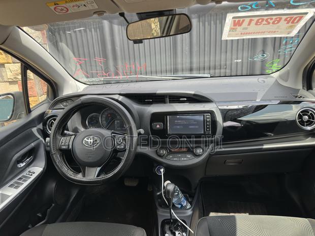 Toyota Vitz 1.5 FWD Hybrid 5dr 2017 Silver