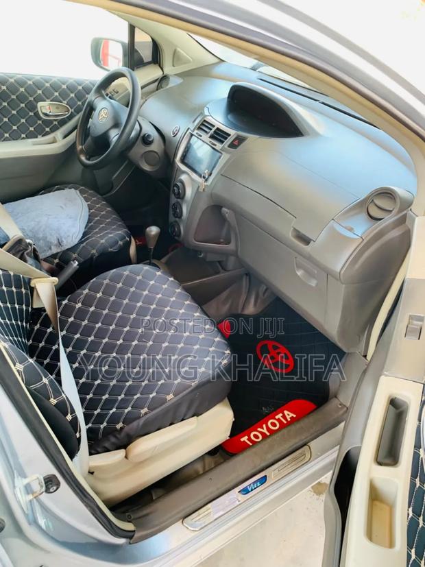 Toyota Vitz 2010 Silver