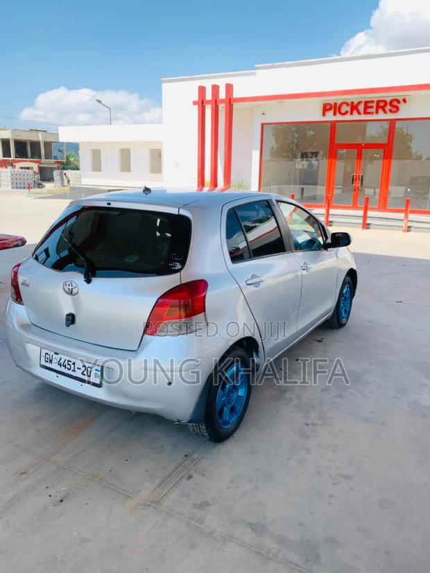 Toyota Vitz 2010 Silver