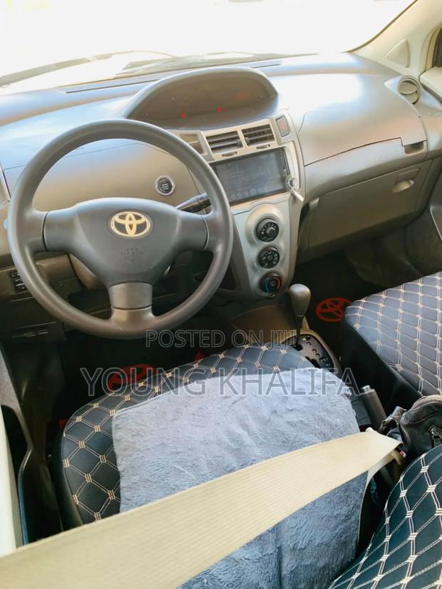Toyota Vitz 2010 Silver