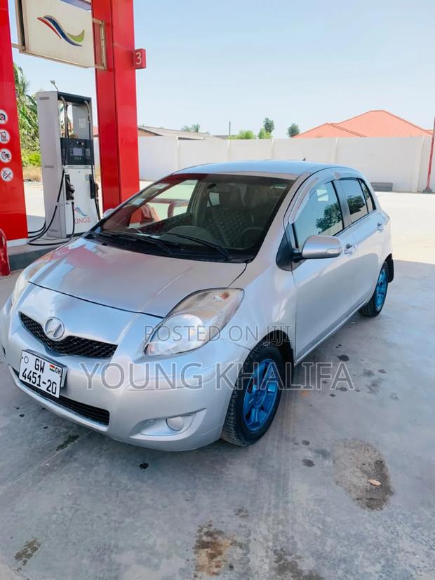 Toyota Vitz 2010 Silver