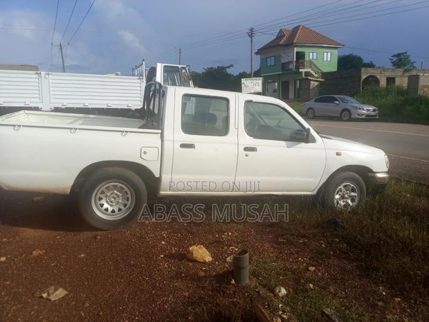 Nissan Hardbody 1999 White