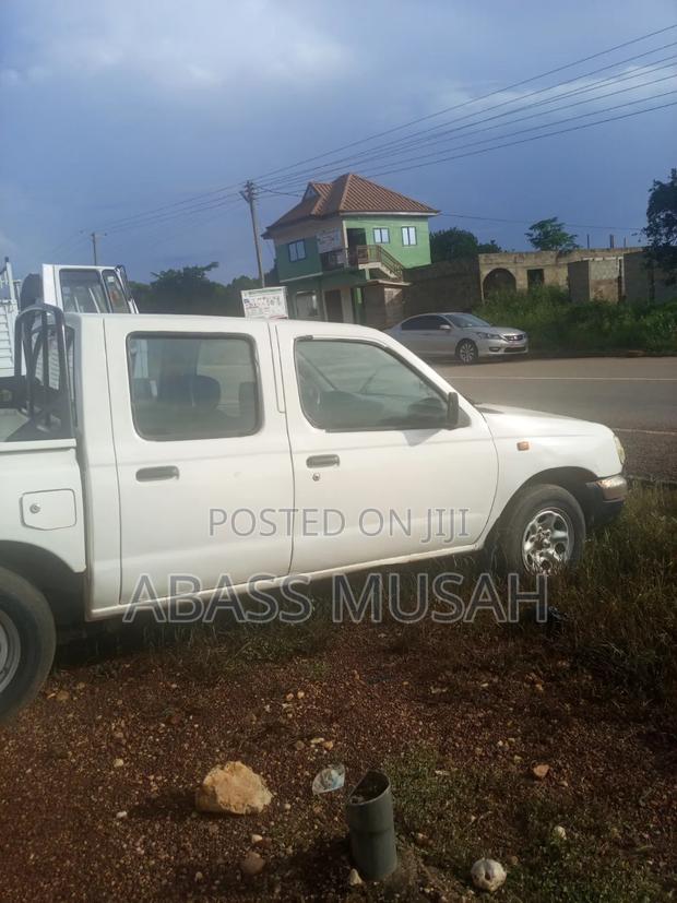 Nissan Hardbody 1999 White