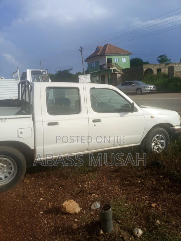 Nissan Hardbody 1999 White