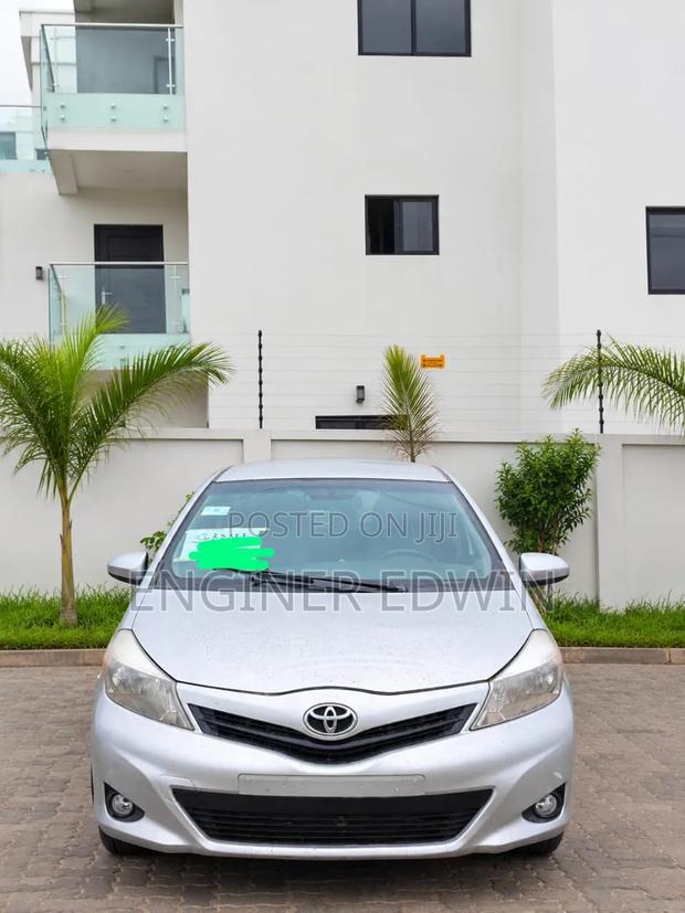 Toyota Yaris LE Hatchback 3dr 2012 Silver
