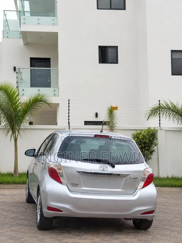 Toyota Yaris LE Hatchback 3dr 2012 Silver