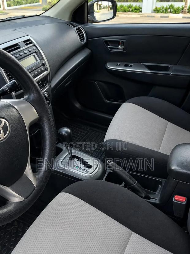 Toyota Yaris LE Hatchback 3dr 2012 Silver