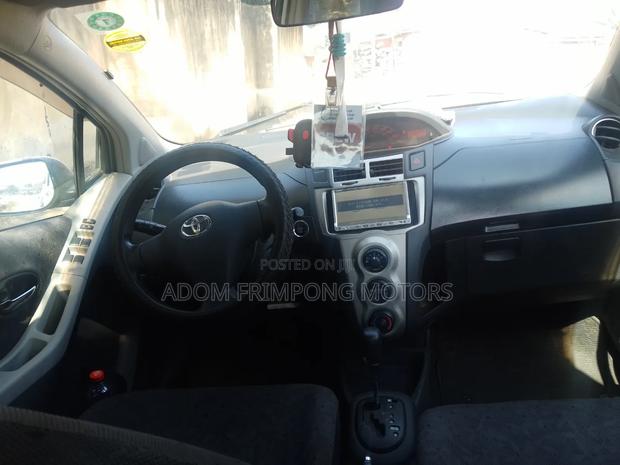 Toyota Vitz 2010 Silver