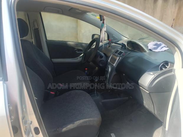 Toyota Vitz 2010 Silver