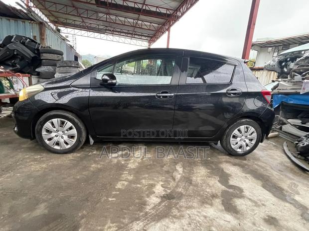 Toyota Vitz 1.3 FWD 5dr 2013 Black