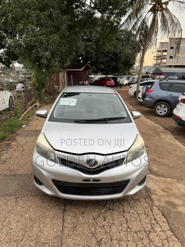 Toyota Vitz 1.3 FWD 5dr 2013 Silver